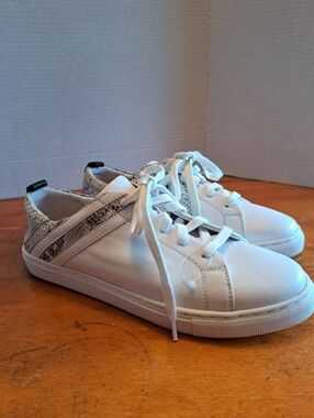 NWOT Seychelles Leather Sneakers with Snakeskin Accent Size 9.5